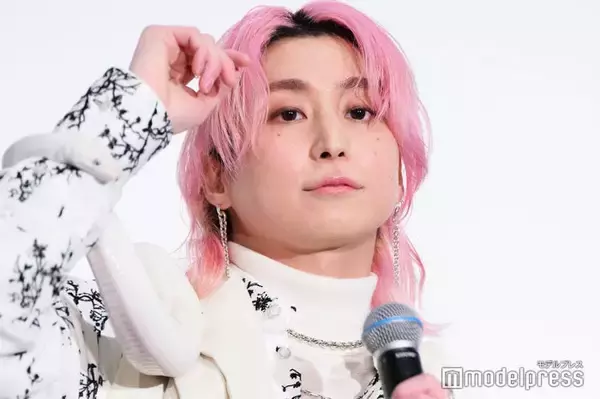 Snow Man佐久間大介、白蛇登場も全く動じず「幸福の象徴ですよね」首に巻き決め顔披露【白蛇：浮生】