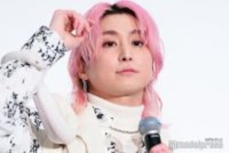 Snow Man佐久間大介、白蛇登場も全く動じず「幸福の象徴ですよね」首に巻き決め顔披露【白蛇：浮生】