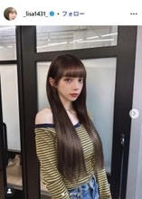 広島カープ小園海斗選手の妻・渡辺リサ、ミニスカから美脚輝く スポーツ観戦ショットに「脚が綺麗」「可愛いが渋滞してる」の声