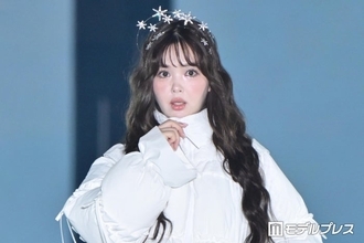 藤田ニコル、ウェービーヘア×ヘッドアクセでガーリーな魅力「お姫様みたい」「さすがの着こなし」と反響続々【ガルアワ2026A／W】