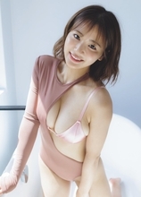 平嶋夏海、変形ビキニ姿で美谷間くっきり 抜群スタイル際立つ