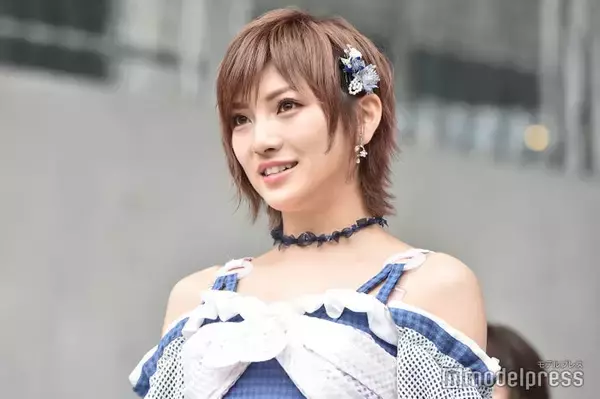 元AKB48岡田奈々、美肩＆ウエスト披露 タトゥーシールのぞく衣装姿に「ドキッとした」の声