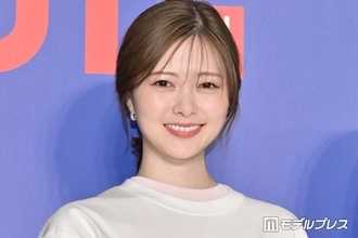 白石麻衣、変形スカートから色白美脚スラリ「大人可愛い」「女神級の美しさ」の声