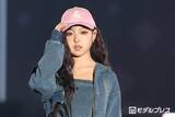 「MINAMI、デニムミニワンピで美脚披露 キャップ×スニーカーでスポーティーな装い【サツコレ2026S/S】」の画像1