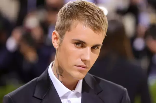 ジャスティン・ビーバー、妻・ヘイリーとの頬寄せ密着ショットにファン歓喜「絵になる」「映画のワンシーンみたい」