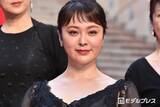 「貫地谷しほり、美肌輝く黒キャミソール姿披露「透明感が半端ない」「大人の魅力が凄い」と反響」の画像1