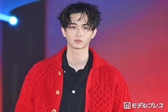 野村康太、赤ニット主役の大人コーデ「スタイルがレベチ」「クールでキュンとした」の声【ガルアワ2026A/W】