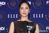 「仁村紗和、父親＆愛犬とのプライベートショット公開「雰囲気が似てる」「わんちゃんと同じ表情してて癒される」の声」の画像1