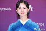 「齋藤飛鳥、鮮やかブルーの着物で登場 上品な佇まいで魅せる【クランチロール・アニメアワード2026】」の画像1