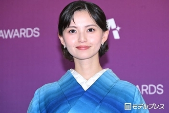 齋藤飛鳥、鮮やかブルーの着物で登場 上品な佇まいで魅せる【クランチロール・アニメアワード2026】