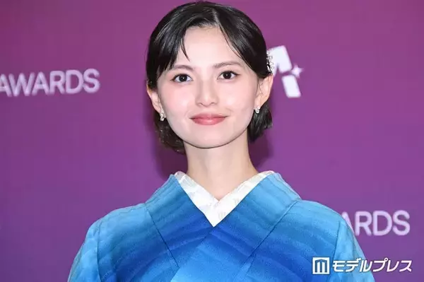 齋藤飛鳥、鮮やかブルーの着物で登場 上品な佇まいで魅せる【クランチロール・アニメアワード2026】