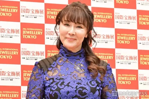 浅野ゆう子、イケメン夫顔出し 寄り添い2ショットが話題「イケメンでスタイルいい」「美男美女」