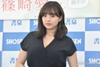 篠崎愛、美脚際立つ膝上丈スーツ姿公開「綺麗すぎる」「絵になる」の声