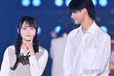 「「今日好き」かなりのカップル、ステージ上で頬キス 恋人繋ぎでラブラブオーラ全開ランウェイ【関コレ2026S/S】」の画像1