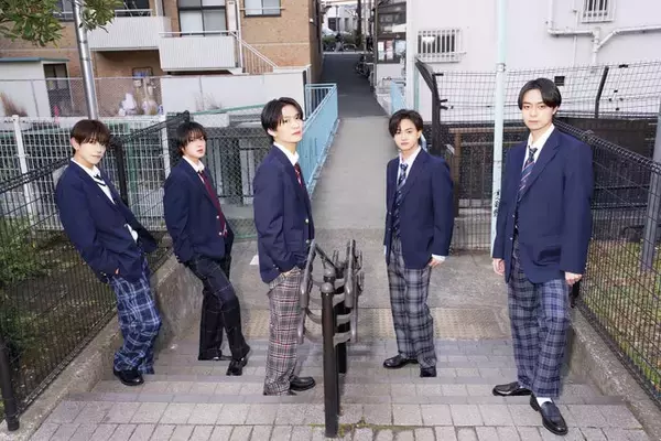 ACEes、フレッシュな制服姿で青春感溢れる 全員揃って「ベツコミ」登場
