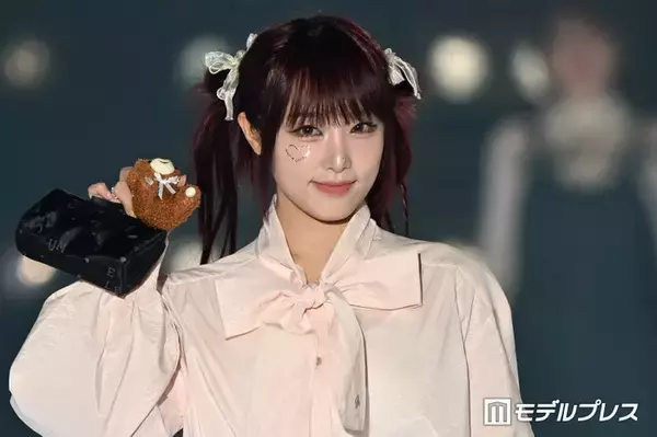 IZ*ONE出身イェナ、美ウエスト際立つユニフォーム姿に反響「圧巻のスタイル」「さすがの着こなし」