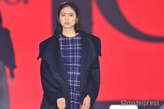 「ガルプラ」出身・廣川茉音、上品ミニワンピで美脚披露 大きめ襟コート着こなす【ガルアワ2025AW】