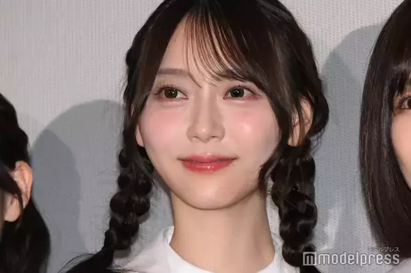 乃木坂46弓木奈於、ミニスカクリスマスコーデで美脚際立つ「何等身だろう？」「圧倒的スタイル」の声