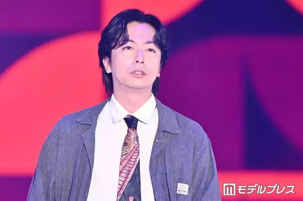 河合郁人「ガルアワ」サプライズ登場で投げキス披露 グレージャケット＆個性派ネクタイでクールな雰囲気【ガルアワ2026SS】