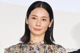 「吉田羊、白タイツで美脚際立つ「個性的でおしゃれ」「着こなせるの凄い」と反響」の画像1