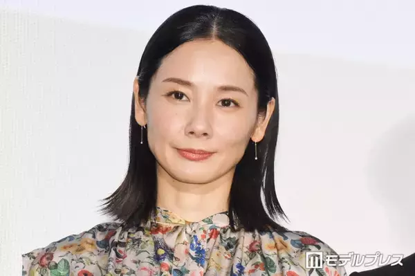 吉田羊、白タイツで美脚際立つ「個性的でおしゃれ」「着こなせるの凄い」と反響