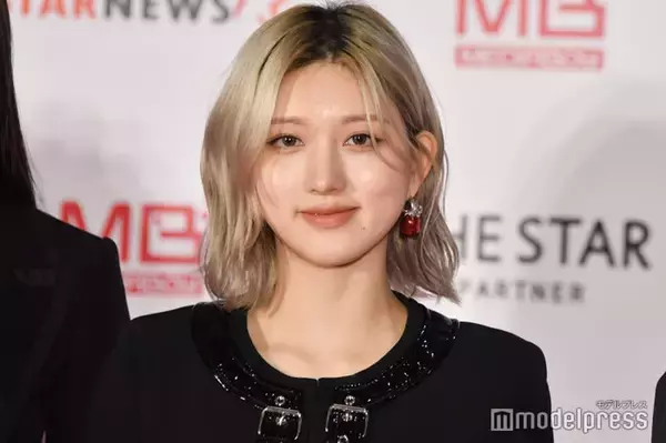 IVEガウル、美デコルテ映えるコルセット姿 シルバー衣装ショットに「女神降臨」「圧巻のスタイル」と絶賛の声