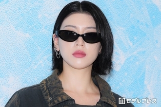 三吉彩花、エッジ効いたコーデで登場 TWS・HAUM（KiiiKiii）らも出席