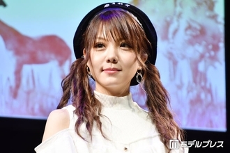 田中れいな、モノクロミニスカコーデから圧巻美脚披露「頭身がすごすぎる」「スタイル良すぎ」の声