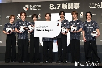 Travis Japan、JリーグSPアンバサダー就任「夢が叶った」“特大名刺パネル”＆公式試合球贈呈に全力歓喜