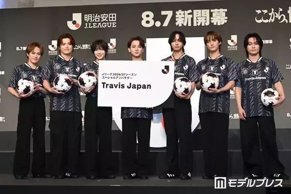 Travis Japan、JリーグSPアンバサダー就任「夢が叶った」“特大名刺パネル”＆公式試合球贈呈に全力歓喜