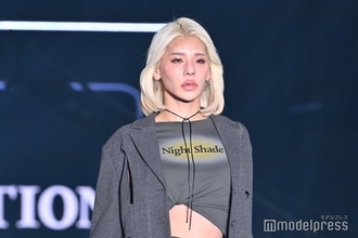 とうあ、美スタイル際立つオフショルミニワンピ×赤タイツの秋コーデ公開「センス抜群」「スタイルが神」の声