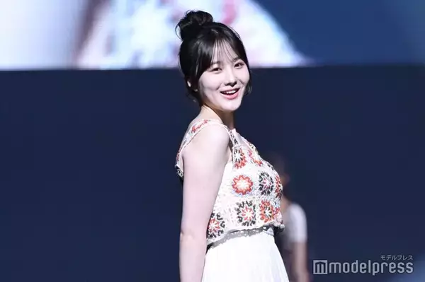 本田紗来、美脚スラリ白コーデでディズニー満喫 プラベショットに「可愛さ限界突破」「脚のライン綺麗」の声