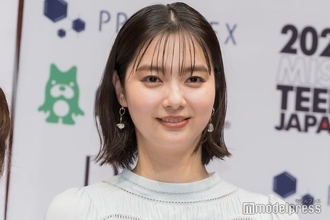 新川優愛、ミニ丈×タイツで美脚見せ「32歳になりました」人気女優からのプレゼントコーデ披露