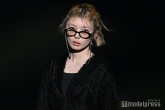 櫻坂46藤吉夏鈴、メガネチェーン・無造作ヘア…遊び心満載全身ブラックスタイリング【TGCあいち・なごや2026】