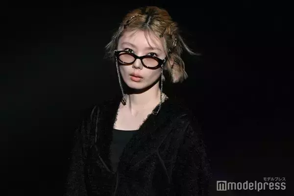 櫻坂46藤吉夏鈴、メガネチェーン・無造作ヘア…遊び心満載全身ブラックスタイリング【TGCあいち・なごや2026】