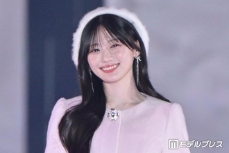 乃木坂46川崎桜、淡いピンクコートのガーリーコーデ ベレー帽姿で甘い笑顔【ガルアワ2026A/W】