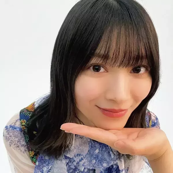 櫻坂46森田ひかる、メンバーの手に“あごのせ”「櫻撮」先行カット解禁