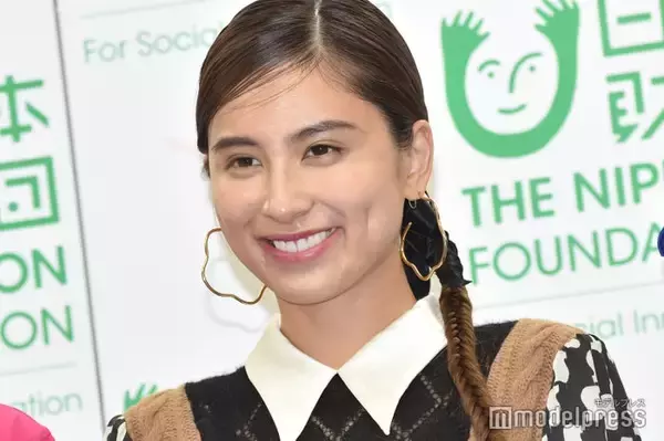 第2子妊娠中のラブリ、ふっくらお腹披露 愛娘との2ショットに「幸せが伝わる」「自然体で美しい」と反響