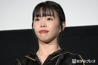 アイナ・ジ・エンド、美背中際立つバックショット公開「発光してる」「振り向き美人」と絶賛の声