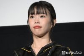 アイナ・ジ・エンド、美背中際立つバックショット公開「発光してる」「振り向き美人」と絶賛の声