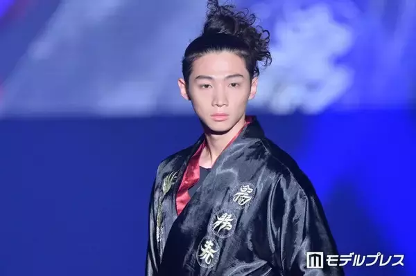 実写映画「ブルーロック」出演話題の俳優、誕生日に幼少期ショット公開「小さい頃から整ってる」「目元が同じだ」