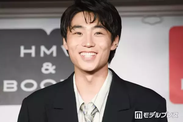 WATWING八村倫太郎、こどもの日に幼少期ショット公開「小さい頃からイケメン」「ハンバーガー持ってるの愛らしい」の声