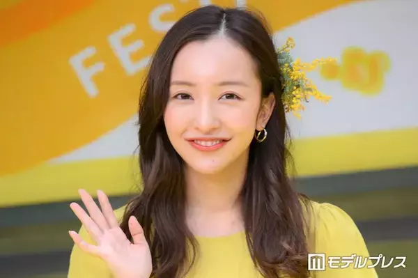 板野友美、ミニスカ平成ギャル姿の全身ソロショット公開「ビジュ最強」「スタイル抜群」の声
