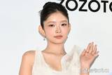 「IVEレイ、美背中輝くディズニー満喫ショット披露「妖精さんみたい」「オーラすごい」」の画像1