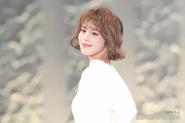 美人インフルエンサー「ママとペアルックみたいに」母親との2ショット公開「双子に見える」「親子でスタイル抜群」と反響