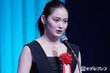 「吉本実憂、美脚際立つミニワンピオフショットに反響「透明感すごい」「脚が真っ直ぐで綺麗すぎる」」の画像1