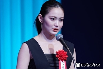 吉本実憂、美脚際立つミニワンピオフショットに反響「透明感すごい」「脚が真っ直ぐで綺麗すぎる」