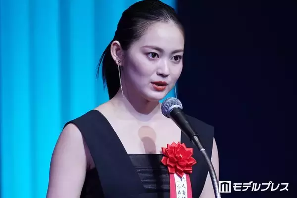 吉本実憂、美脚際立つミニワンピオフショットに反響「透明感すごい」「脚が真っ直ぐで綺麗すぎる」