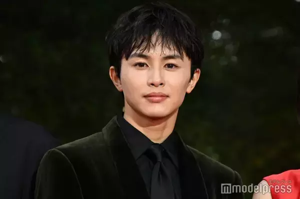 超特急・草川拓弥、レッドカーペット登場 スーツ着こなす【第38回東京国際映画祭】