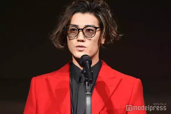 赤西仁「呪術廻戦」五条悟コスプレに反響相次ぐ「破壊力ヤバい」「似合いすぎてる」